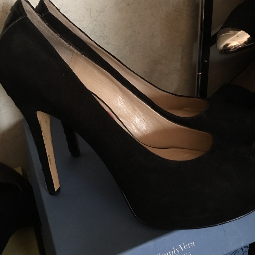 Ladies Suede Pumps - Picture 2 of 3